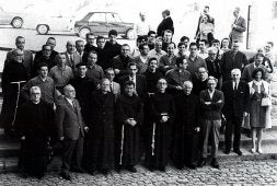 Gran parte de los participantes en el Congreso de Arantzazu posaron en la escalera de acceso a la Basílica. /ARCHIVO DE EUSKALTZAINDIA/