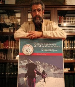 Iturriza con su libro ./