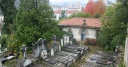 El viejo cementerio de Aldai ya no alberga restos humanos transcurridos casi 15 años desde su clausura. /OLIDEN/