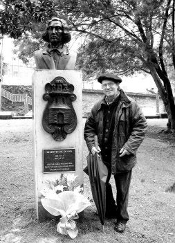 Luis Beitia, escultor del busto y la placa en bronce. /SUDUPE/