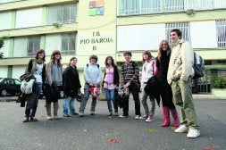 Irati Garmendia (segunda por la izquierda) y otros compañeros del Instituto Pío Baroja de Irun. Ellos están en bachiller, con horario continuo, y lo tuvieron partido en la ESO. / F. DE LA HERA/