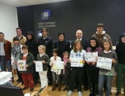 Organizadores, concejales y chavales premiados tras la recogida de premios. /ETXEBERRIA/