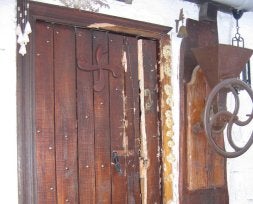Destrozos ocasionados en la puerta de la sede./