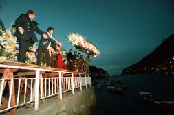 Familiares de la tripulación del 'Marero' arrojaron flores al mar tras el funeral. /LUSA/