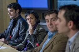 La diputada López de la Calle, con los arqueólogos Berjón (izda.), Apellániz y Crespo (dcha.). /ADRIAN RUIZ DE HIERRO/EFE/
