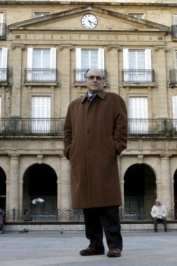Andrés Urrutia, ante la sede central de la Academia, en Bilbao. /MIREYA LÓPEZ/