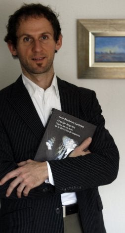 González-Castelao posa con un ejemplar de su libro. / MARIO ROJAS/