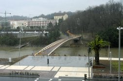 El nuevo puente revoluciona la movilidad peatonal del barrio.La pasarela se cerrará con el horario del parque Cristina Enea. /AYGÜES/