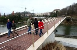 Los vecinos estrenan la pasarela