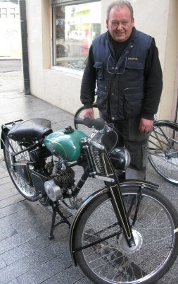 Ayerza, con una motocicleta restaurada de Eibar, de 1948./