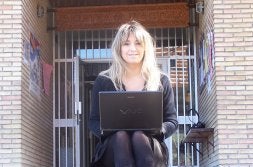 Maite Goñi, en la puerta de Jakintza Ikastola./