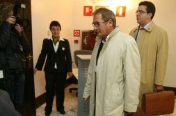Camio y su letrado en el Parlamento Vasco antes de su comparecencia, en octubre. / I. ONANDIA/