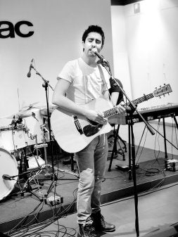 Álex Ubago, durante su actuación de ayer en la Fnac. /J.M. LÓPEZ/