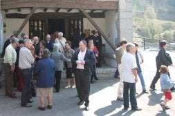 Un buen número de vecinos se acercó ayer a la ermita de Belauntza. /BELAUNTZARAN/