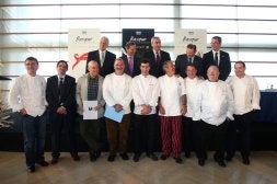 Cocineros y representantes institucionales posan tras la presentación del Kursaal. /LUSA/