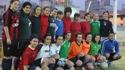 Varias componentes del equipo del Añorga posan ayer en los prolegómenos de su entrenamiento. /MICHELENA/