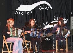 Alumnas de la escuela de música durante su actuación. /URRIZALKI/