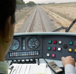 Un conductor en la cabina de un tren que circula por un tramo de altas prestaciones. / RAMÓN GÓMEZ/