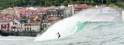 Una espectacular imagen captada en Mundaka con su ola de izquierda. En la foto, el americano Taylor Knox. /EFE/