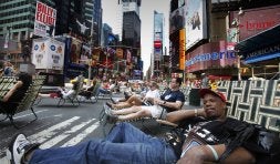Times Square ha reemplazado los coches por los peatones y las hamacas. /REUTERS/