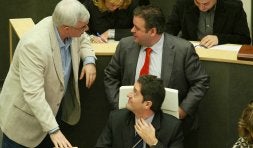 Rekondo habla con Galdos, ante la mirada de Pello González, en una sesión en Juntas Generales. /MICHELENA/