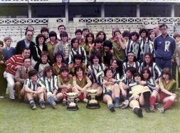 Las jugadoras del Añorga y del Deportivo se fotografiaron con los trofeos tras la vibrante final./