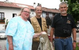 Jean Mari Auel, con el antropólogo Álvaro Arrizabalaga y el catedrático Lawrence Guy Straus, en Arrasate./