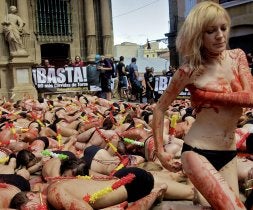 Los antitaurinos protestan frente al Ayuntamiento