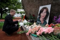. Un amigo enciende una vela como tributo a la asesinada Natalia Estemírova. / AP/