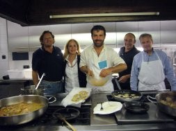 Bruno Oteiza preparó unas sabrosas kokotxas rebozadas en la sociedad Zubi Gain./