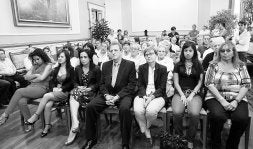 Juan Pablo y Angie, en primera fila del Salón de Plenos, junto a familiares y representantes institucionales. / FERNANDO DE LA HERA/