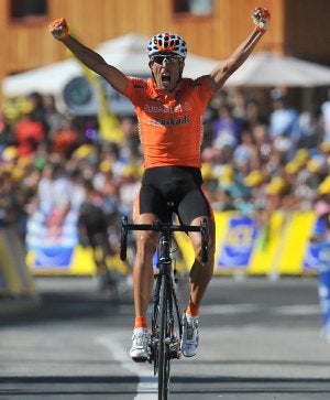 Mikel Astarloza entra ganador en la etapa de Bourg Saint-Maurice. /AP/