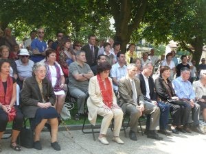 Tanto Arantza Arruti como Pello Unzurrunzaga, arropados por familiares y amigos. /ETXEBERRIA/