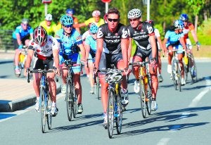 Los ciclistas a su llegada al polideportivo de Tolosa. /JOSE MARI LÓPEZ/