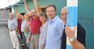 Varios de los antiguos jugadores del Aiete, en la cancha del barrio donostiarra. /JOSÉ MARI LÓPEZ/