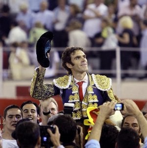 Tomás sale a hombres de la Maestranza. /EFE/