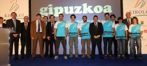Homenajeados y patrocinadores posan ante la nueva imagen que lucirán los deportistas guipuzcoanos en sus competiciones . /LUSA/