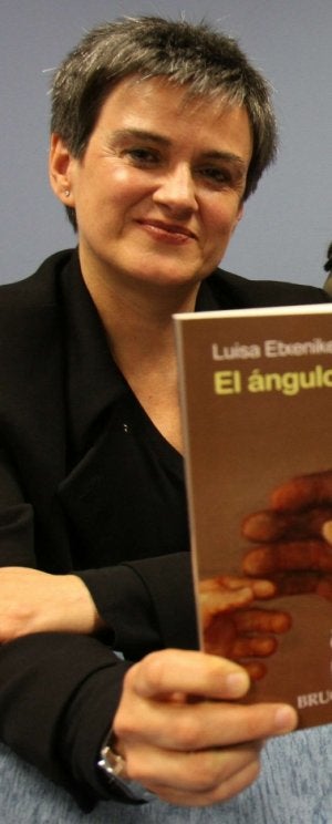 FELICIDAD. La autora, ayer con su libro. /LUIS ÄNGEL GÓMEZ/