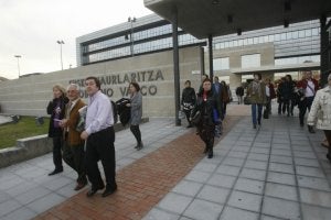 Funcionarios del Gobierno Vasco en Lakua abandonaban ayer su trabajo al término de la jornada. /IOSU ONANDIA/