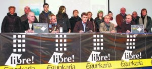 Martxelo Otamendi, Txema Auzmendi, Joan Mari Torrealdai, Iñaki Uria y Xabier Oleaga, durante la rueda de prensa que ofrecieron ayer. :: MIKEL FRAILE/