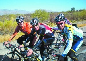 Markel Irizar y Haimar Zubeldia posaron junto a Lance Armstrong durante un entrenamiento. ::
DV/