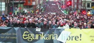 Apoyo multitudinario. Los cinco imputados portaron la única pancarta de la manifestación que recorrió las calles de Bilbao. ::
EFE/