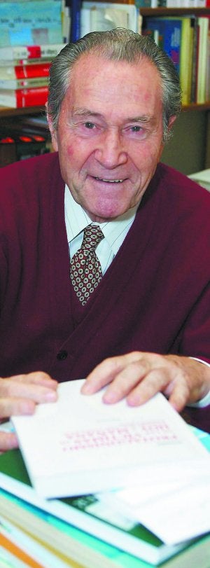 El profesor. Antonio Beristain, en su despacho. :: MIKEL FRAILE/