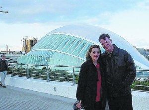 Hace once años, María José se casó con Peter Innes al poco de conocerse. Ahora la familia de María José ha enajenado prácticamente todos sus bienes para conseguir su libertad./