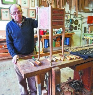 José Luis en su taller junto a la mesa auxiliar que pronto estará en un palacio de Arabia Saudí. ::
USOZ/