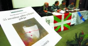 Un momento del acto de presentación que se celebró ayer en la Tenencia de Alcaldía pasaitarra. ::
ARIZMENDI/