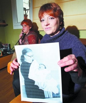 La prueba. Flor y Cristina Carrasco guardan la foto en la que aparece su abuela y el supuesto cadáver de su hermano. :: F. DE LA HERA/