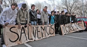 Movilizaciones. Tras la manifestación del pasado sábado, los alumnos preparan nuevas formas de difundir su preocupación por la situación del centro. ::
JOSÉ IGNACIO UNANUE/
