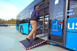 Total accesibilidad. Uno de los nuevos vehículos en la azotea de las cocheras de Donostibus. :: MICHELENA/
