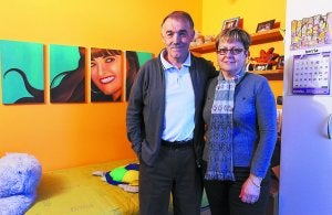 Jesús Mari Galdos y Mariví Pinedo ante un retrato de su hija Aitziber, que murió con 22 años, en su casa de Legazpi. ::
MIKEL FRAILE/